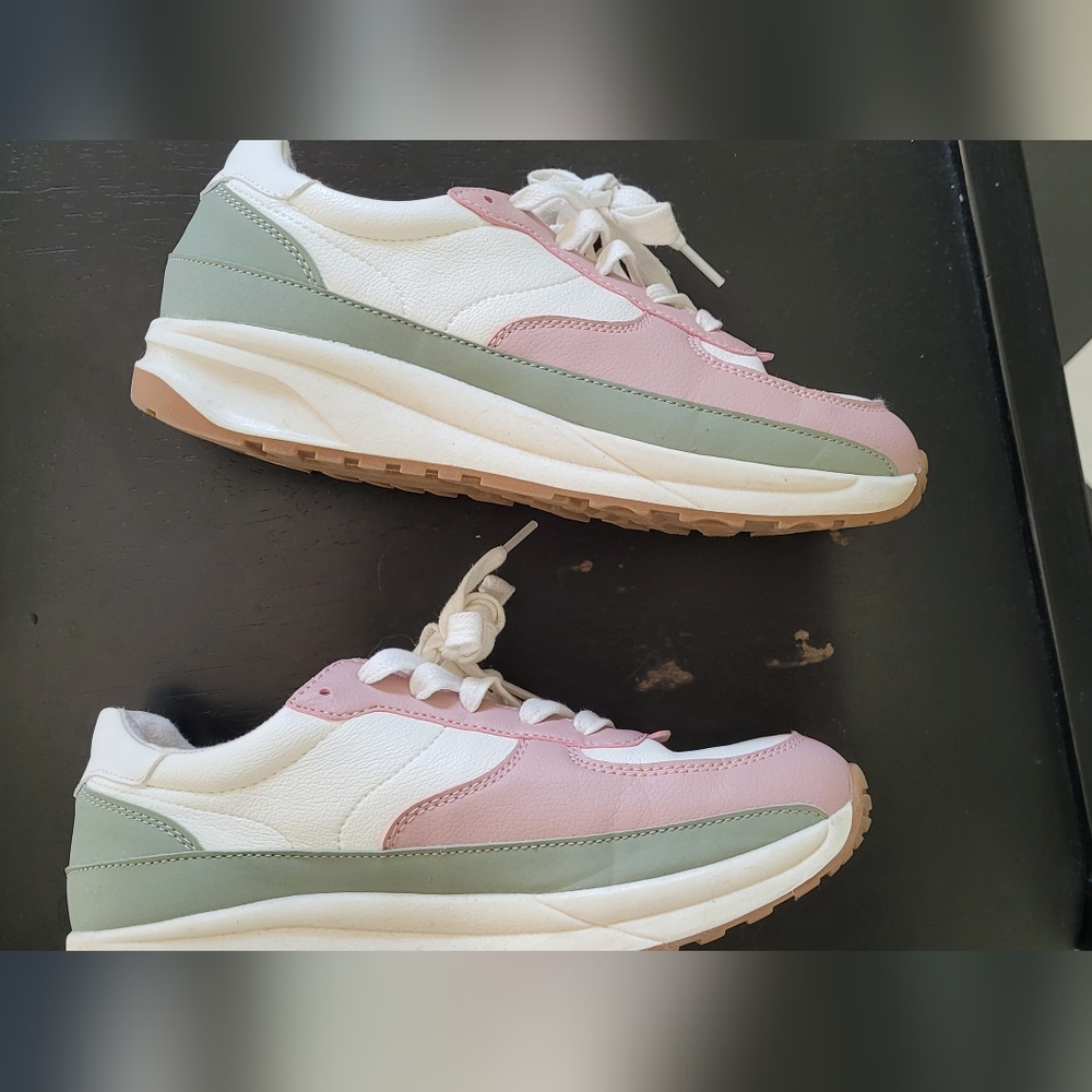 CUSHIONAIRE Women's Score Sneaker Comfort Foam